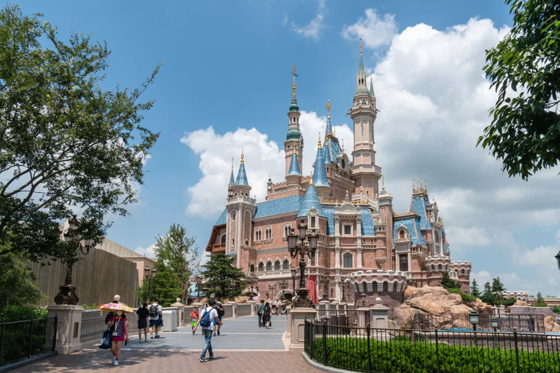 China i-a închis pe vizitatorii Disneyland Shanghai în incintă și i-a obligat să se testeze pentru Covid 