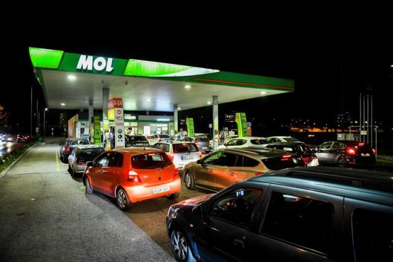 Guvernul Orban a renunțat la plafonarea prețului la carburanți după cozile imense din benzinării