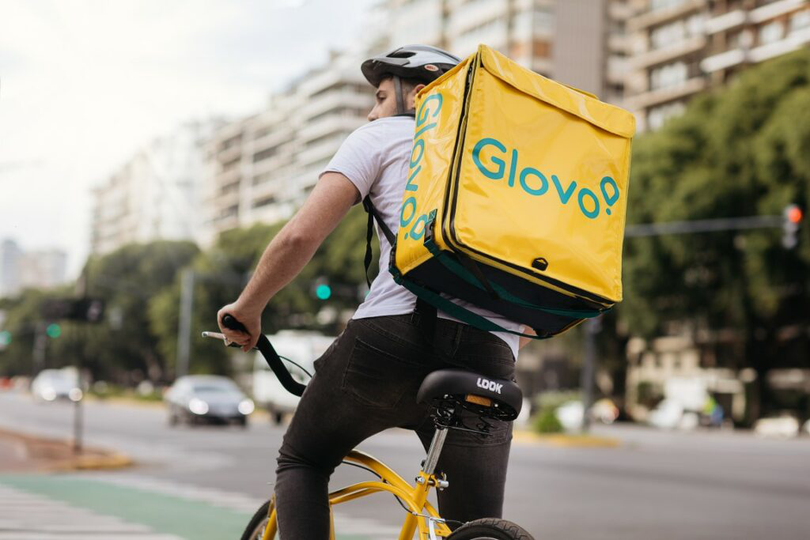 Cât încasează lunar un livrator Glovo. Venitul suplimentar se transformă în venit stabil dacă livrezi mâncare / sursa foto: glovo.com
