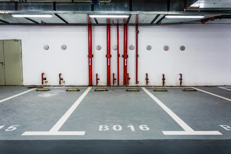 Locuri de parcare într-o clădire. Sursă foto: Freepik