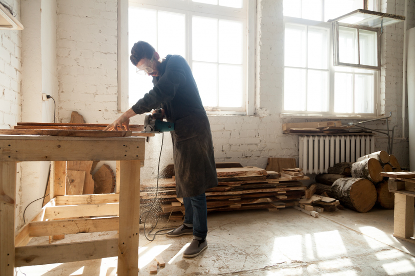 O fabrică de mobilă cu tradiție din România, „îngropată” de importurile din China și costurile tot mai mari 