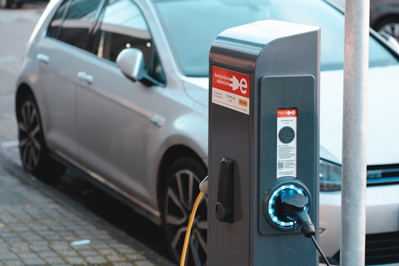 Creșterea vânzărilor de mașini electrice încetinește extinderea cererii de benzină