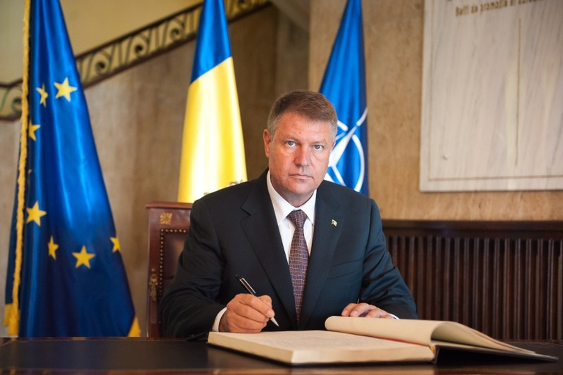 Klaus Iohannis a semnat legea legată de carduri