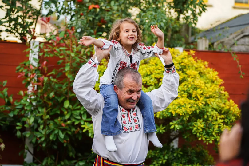 Numărul copiilor din România cu părinţi plecaţi la muncă în străinătate este în scădere