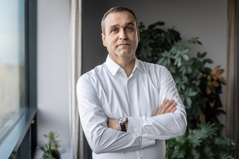 Károly Mátrai, CEO al MVM, a declarat că nu identifică probleme de concurență pe piața românească în cazul preluării furnizorului E.On. El a mai precizat că MVM nu intenționează să revândă compania și că nu va folosi gaze rusești pentru clienții preluați, ci va furniza gaze extrase din România, mai avantajoase din punct de vedere al costurilor.