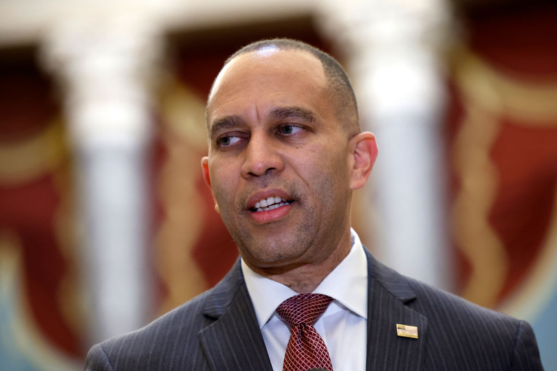 „Lupta nu s-a încheiat. Abia începe”, a declarat liderul democraților din Cameră, Hakeem Jeffries, înainte de vot. „Zeci de milioane de americani riscă să nu își mai poată permite să meargă la doctor atunci când au nevoie.”
