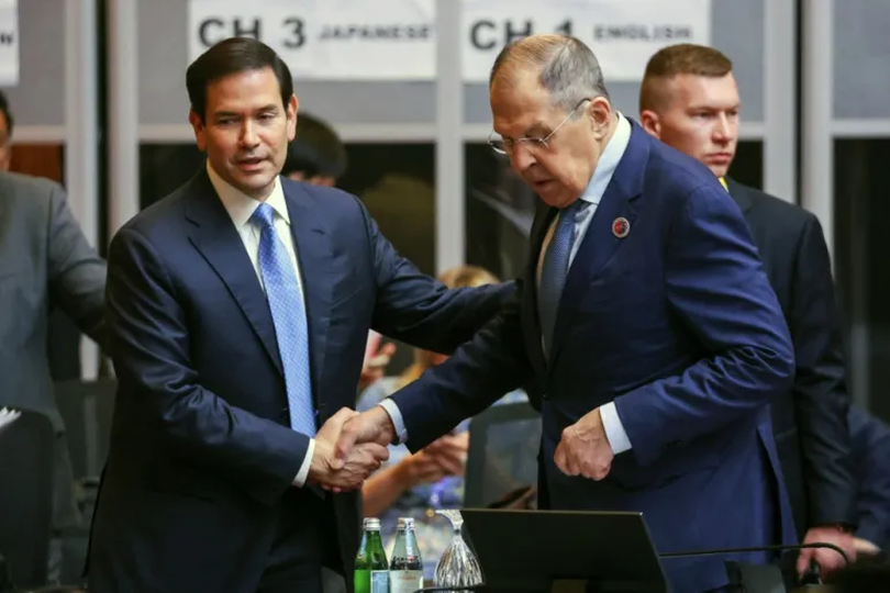 Secretarul de stat al SUA, Marco Rubio (stânga), discută cu ministrul rus de externe, Serghei Lavrov, la cea de-a 58-a reuniune a miniștrilor de externe ai Asociației Națiunilor din Asia de Sud-Est (ASEAN).