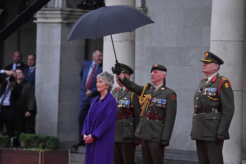 Președinta Catherine Connolly inspectează membrii Forțelor de Apărare în cadrul Gărzii de Onoare, în fața Castelului Dublin, după ce a fost învestită ca a zecea președintă a Irlandei. Data fotografiei: marți, 11 noiembrie 2025. Fotografie PA. Credit foto: Brian Lawless/PA Wire.