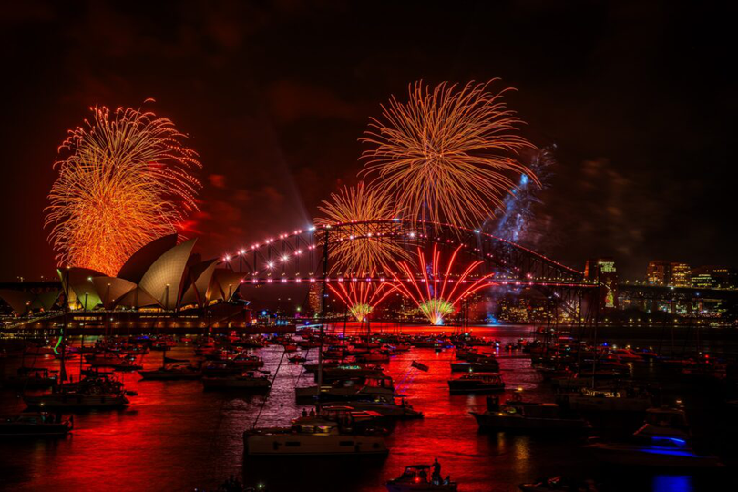 Artificiile explodează deasupra portului Sydney. În fundal se văd Podul Sydney Harbour, Opera din Sydney și linia orizontului orașului. Fotografie: Keith McInnes