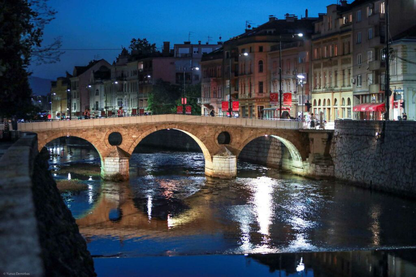 Potrivit KAYAK, prețul mediu al unui zbor din SUA către Sarajevo în 2026 a scăzut cu 36%, ajungând la 632 de dolari.