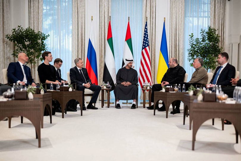 Președintele Emiratelor Arabe Unite, Mohamed bin Zayed Al Nahyan, alături de Kirill Budanov, Steve Witkoff, Rustem Umerov, Igor Kostyukov și Jared Kushner, la discuțiile trilaterale desfășurate la Palatul Al Shati din Abu Dhabi, 23 ianuarie 2026. Foto: EPA / Curtea Prezidențială a EAU.