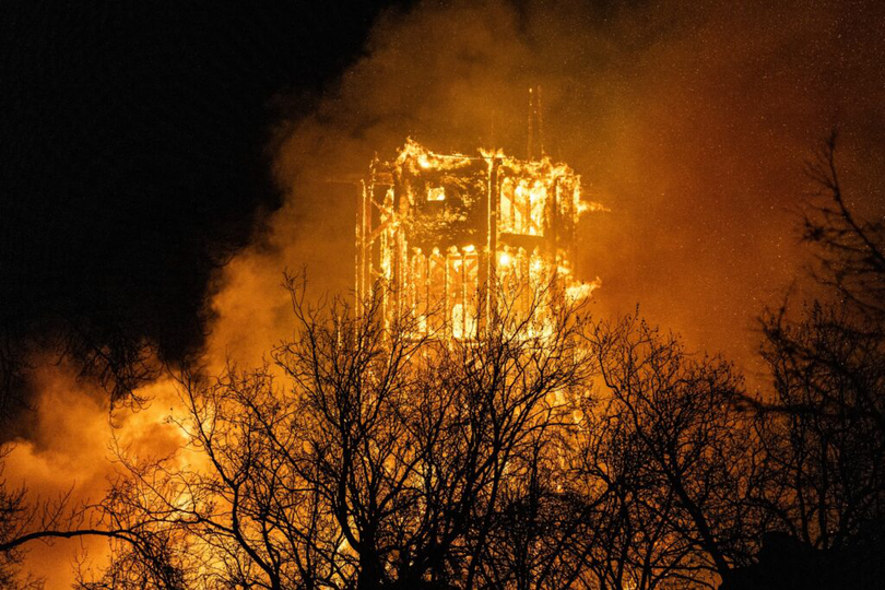 AMSTERDAM – Turnul bisericii Vondelkerk din Amsterdam a luat foc în noaptea de Anul Nou. Biserica se află lângă Vondelpark, în capitală. LAURENS NIEZEN / ANP