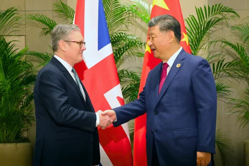 Vizita premierului Keir Starmer în China, care începe miercuri, survine deciziei guvernului de a aproba planurile pentru deschiderea unei mega-ambasade chineză la Londra, care, conform The Telegraph, va fi situată în City.