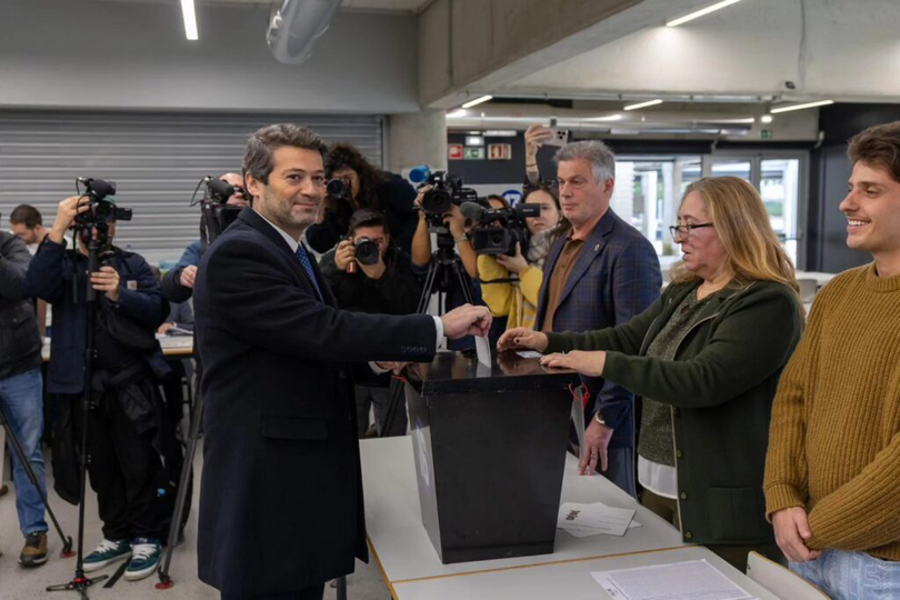 „Conducem dreapta în Portugalia și vom guverna în curând această țară”, a declarat André Ventura în fața susținătorilor săi, evidențiind că a obținut un scor mai bun decât cel al taberei guvernamentale la legislativele din mai 2025.