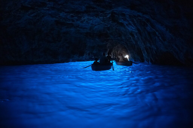 Sfat util: Grotta Azzurra poate fi vizitată doar când marea este calmă și fluxul este scăzut. Este nevoie de puțin noroc pentru a o găsi deschisă.