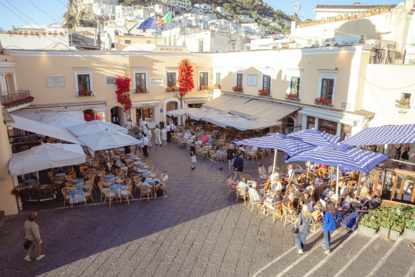 Piazzetta este un punct de întâlnire frecvent pentru turiști și locuitorii din Capri, locul în care toată lumea se oprește pentru o cafea sau un aperitiv.
