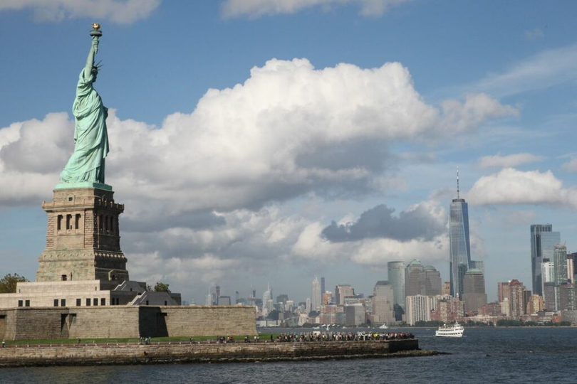 Statuia Libertății, un colos compus din foi subțiri de cupru, montate peste un cadru de oțel, se află pe insula Ellis la intrarea în portul New York.