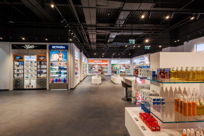 În showroomul eMAG Băneasa, vizitatorii au acces la aproximativ 1.600 de produse și pot primi recomandări personalizate din partea specialiștilor prezenți.