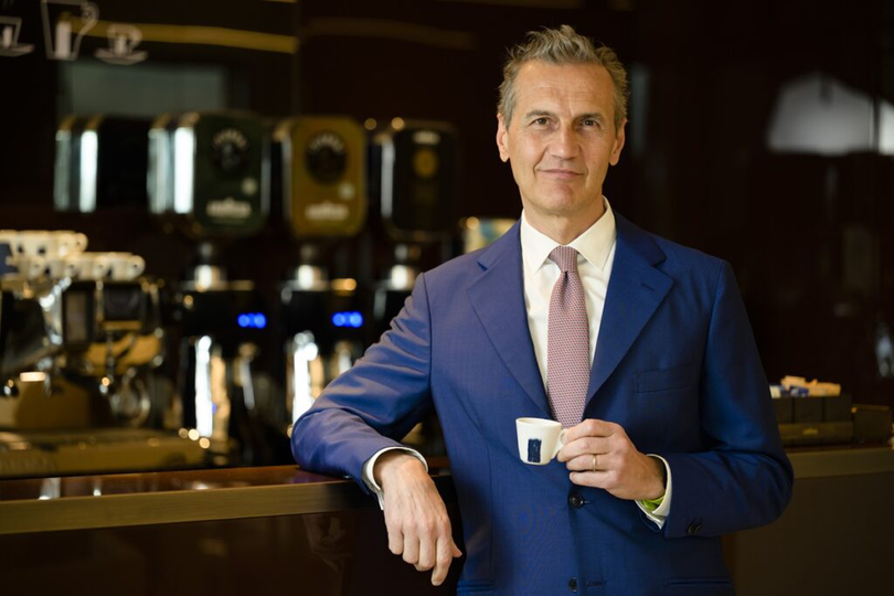 „Operăm într-un context economic caracterizat de volatilitate extremă a prețurilor la cafea”, a declarat Antonio Baravalle, CEO al grupului Lavazza, care a subliniat că incertitudinile rămân ridicate, iar stabilitatea pieței este departe.