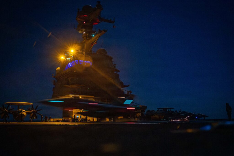 Un avion F/A-18 Super Hornet, parte a Carrier Air Wing 8, aterizează pe puntea de zbor a celui mai mare portavion din lume, USS Gerald R. Ford (CVN 78), în timp ce operează în Marea Mediterană de Est pentru a sprijini Operațiunea Epic Fury, 2 martie 2026. (Foto: Marina SUA).