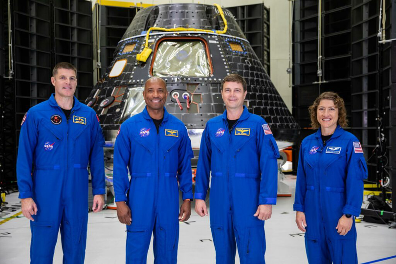 Cei patru astronauți aflați la bordul misiunii Artemis II - comandantul Reid Wiseman, Victor Glover, Christina Koch și astronautul canadian Jeremy Hansen - se bazează pe scutul termic pentru a-i menține în siguranță, pe tot parcursul zonei de încălzire maximă până la o amerizare asistată de parașută în Pacific, în largul coastelor Californiei.