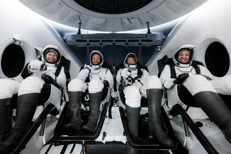 Din echipajul Polaris Dawn au făcut parte comandantul misiunii, Jared Isaacman, directorul general miliardar al companiei financiare Shift4 Payments, prietenul său apropiat şi fostul pilot al US Air Force Scott „Kidd” Poteet şi inginerii de operaţiuni ai SpaceX Anna Menon şi Sarah Gillis.
