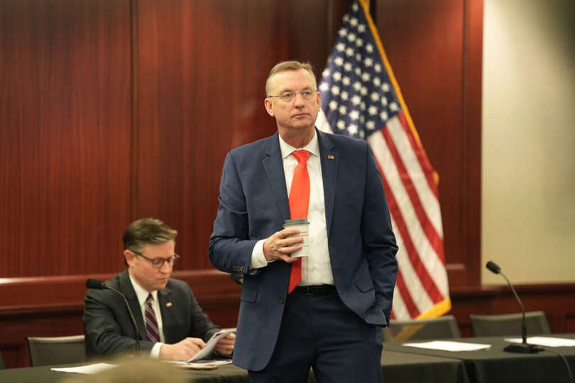 Trump l-a ales succesor pe secretarul pentru afaceri ale veteranilor, Doug Collins.