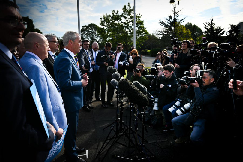 Nigel Farage s-a adresat presei naționale în fața Havering Town Hall, în contextul rezultatelor alegerilor locale din Regatul Unit, marcate de avansul partidului Reform UK.