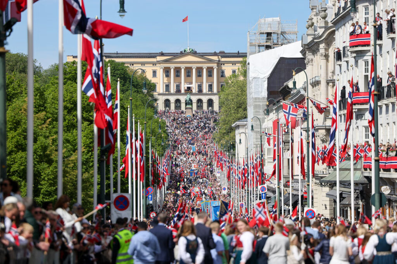 Parada copiilor se îndreaptă către Palatul Regal de Ziua Constituției. Foto: Stian Schløsser Møller / Samfoto.