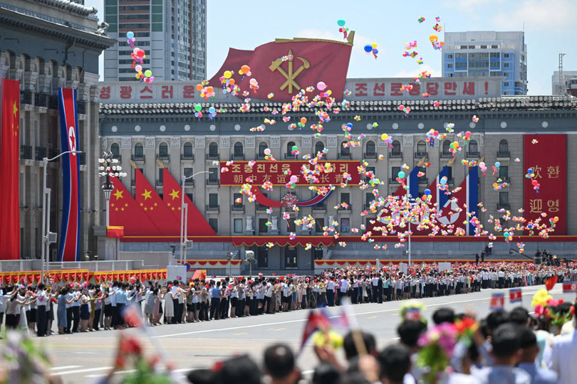 Xi Jinping, secretar general al Comitetului Central al Partidului Comunist Chinez și președinte al Chinei, efectuează o vizită de stat în Coreea de Nord în perioada 8–9 iunie, la invitația lui Kim Jong Un. Vizita are loc în contextul consolidării relațiilor bilaterale dintre Beijing și Phenian.