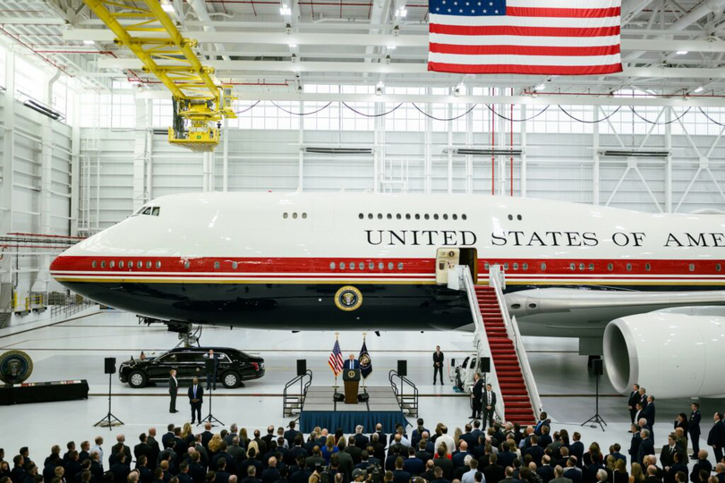 Președintele Donald J. Trump vizitează noul Air Force One la Baza Aeriană Andrews, în statul Maryland. (Fotografie oficială a Casei Albe, realizată de Daniel Torok.)