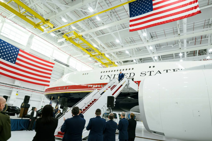 Președintele Donald J. Trump inspectează noul Air Force One la Baza Aeriană Andrews, în statul Maryland, vineri, 19 iunie 2026. (Fotografie oficială a Casei Albe, realizată de Daniel Torok.)