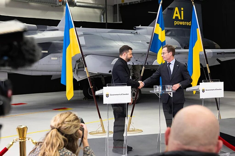 „Sunt mândru că l-am primit pe președintele Zelenski în Suedia și la Linköping. Astăzi am semnat o Scrisoare de intenție importantă, care marchează un pas către un posibil acord major de export privind avioanele Gripen – cel mai probabil între 100 și 150 de aeronave de luptă, pentru construirea unei noi și puternice Forțe Aeriene Ucrainene” - Ulf Kristersson, prim ministrul Suediei, 22 October 2025.