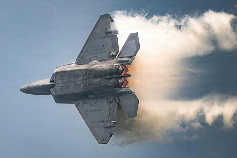 Căpitanul Nick „Laz” Le Tourneau din Forțele Aeriene ale SUA, pilot și comandant al Echipei de Demonstrații Aeriene F-22 Raptor, efectuează o demonstrație aeriană în cadrul Chicago Air and Water Show, la Chicago, Illinois, la 14 august 2026. Aeronava F-22 este proiectată pentru a executa manevre de înaltă performanță care îi pun în evidență manevrabilitatea și controlul în zbor. (Fotografie realizată de sergentul-major adjunct Mary Bowers, Forțele Aeriene ale SUA)