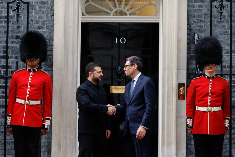 Este prima vizită a președintelui Zelenski într-o capitală europeană de la anunțul făcut vinerea trecută de Trump și a treia întâlnire a sa cu premierul Andy Burnham.