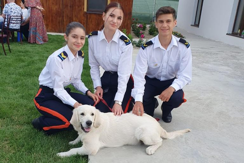Poză cu Ruxandra, colegii ei și Hazel, câinele de terapie la inaugurarea Taberei Bucuriei de la Bratovoești