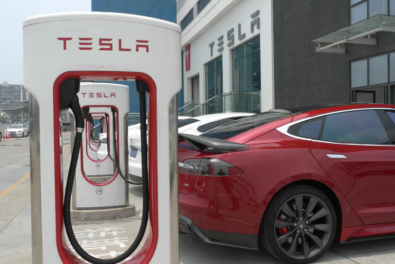 Tesla vrea să reducă la jumătate costurile de producţie