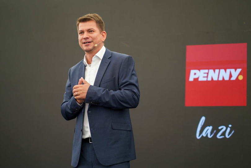 Dacă toate rețelele de retail ar adopta o pondere similară de produse TripluRO, efectele macroeconomice ar fi considerabile: reducerea deficitului comercial, creșterea PIB-ului, dezvoltarea industriei locale de procesare și crearea de locuri de muncă în comunități.