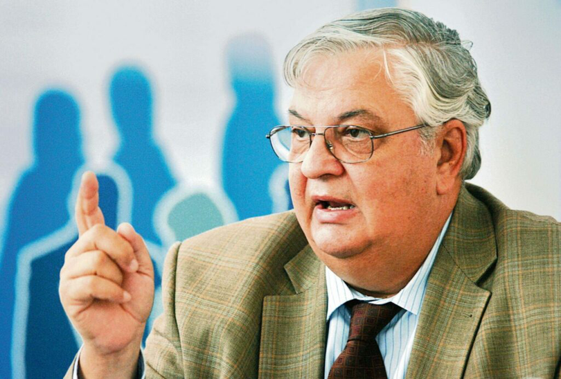  Economiştii cer românilor să pună bani la saltea: "Vin vremuri grele!"