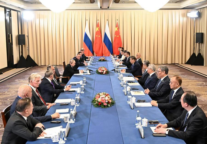 Președintele chinez Xi Jinping l-a întâlnit pe președintele rus Vladimir Putin în marja Summitului OCS din 2026, la Bișkek, Kârgâzstan, 31 august 2026. (Xinhua/Yan Yan)