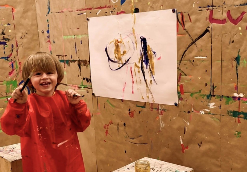 Micul Picasso, copilul care uimește lumea artei la 3 ani cu tablourile sale