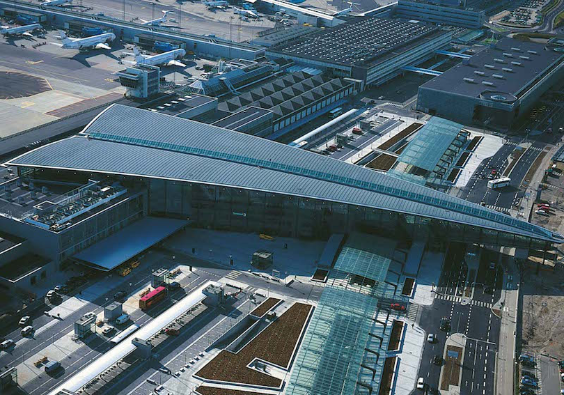 Drone au fost semnalate în apropierea unor aeroporturi și baze militare. Apariția lor a avut loc în perioada septembrie–octombrie 2025, motiv pentru care aeroportul din Copenhaga a fost închis temporar. 