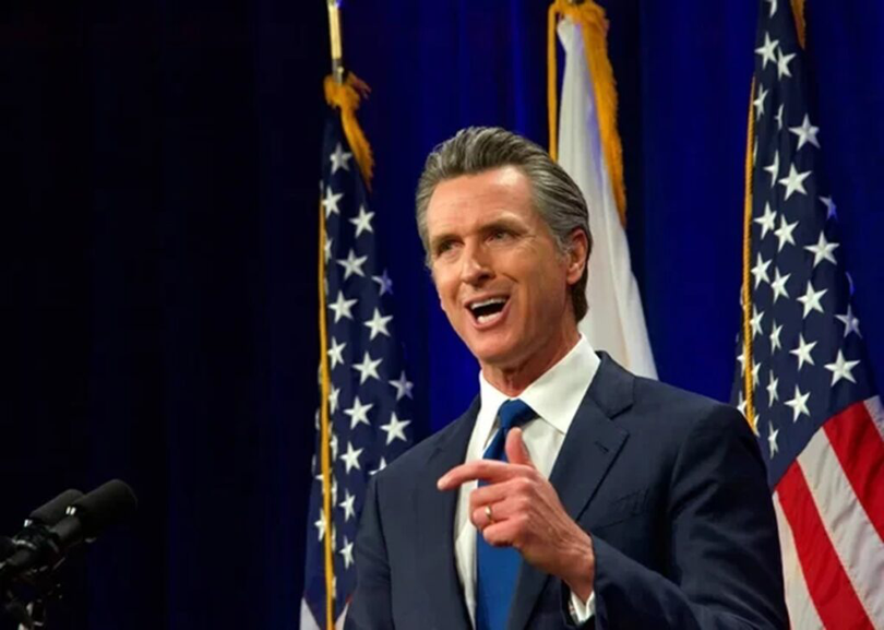 Gavin Newsom, guvernatorul Californiei: „Este timpul să devenim serioși și să încetăm să fim complice”, a spus Newsom jurnaliștilor. „Este timpul să stăm drepți și fermi, să avem coloană vertebrală.”