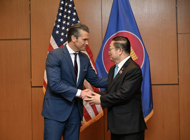 „Noi căutăm pacea. Nu dorim conflictul. Dar trebuie să ne asigurăm că China nu încearcă să vă domine pe voi sau pe oricine altcineva.” - Pete Hegseth, șeful Pentagonului.