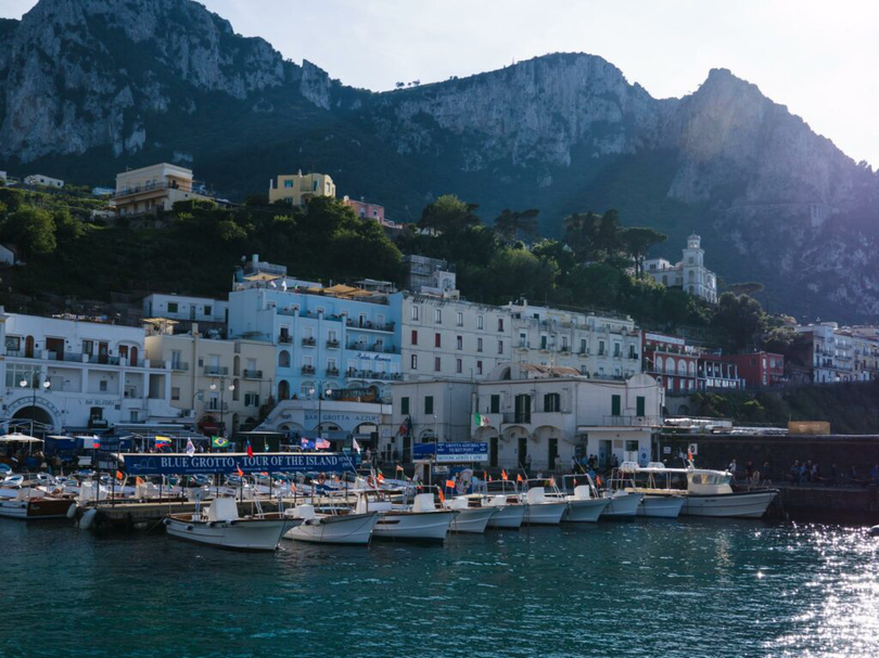 Sfat util: Rezervă excursia cu barca din timp, deoarece locurile se ocupă rapid în sezonul de vârf. Alocă cel puțin două ore pentru un tur complet al insulei.