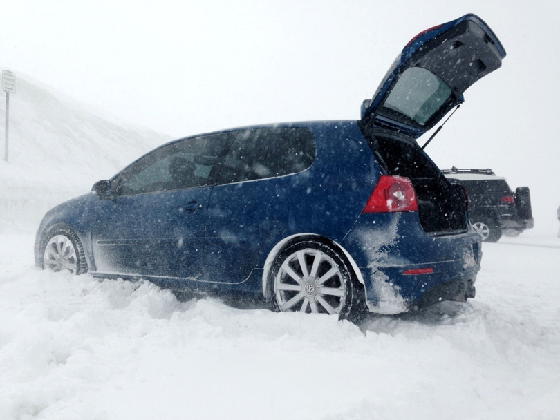 Cum trebuie să îți pregătești mașina înainte de a prima zăpada? 