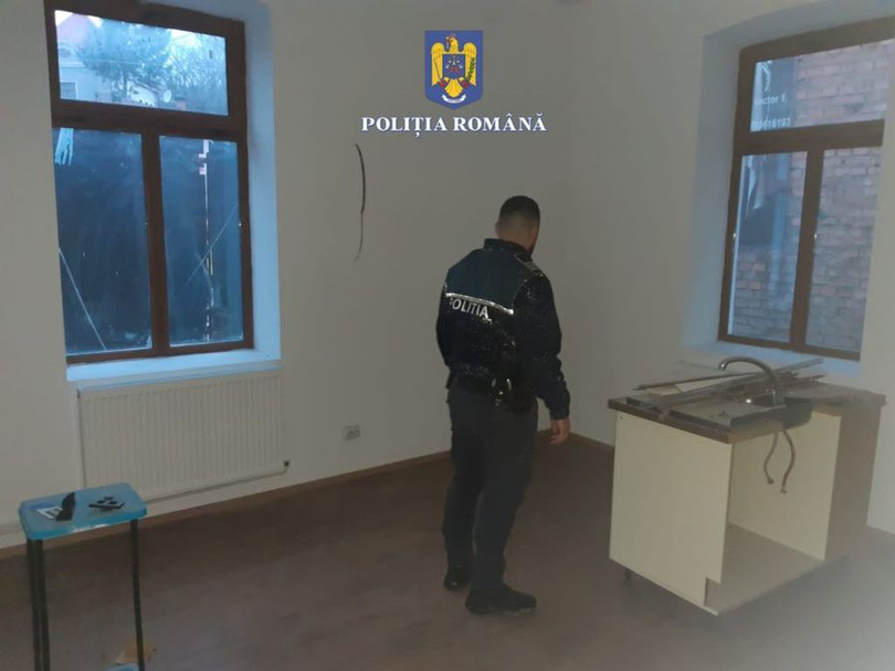 Percheziții de amploare într-un dosar penal de înșelăciune cu mobilă la comandă / Sursă foto: Poliția Română