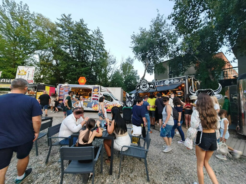 Meniu UNTOLD 2023. "Littles from Cocoșatu" la 34 de lei porţia şi sandvişuri cu parizer la 39 de lei