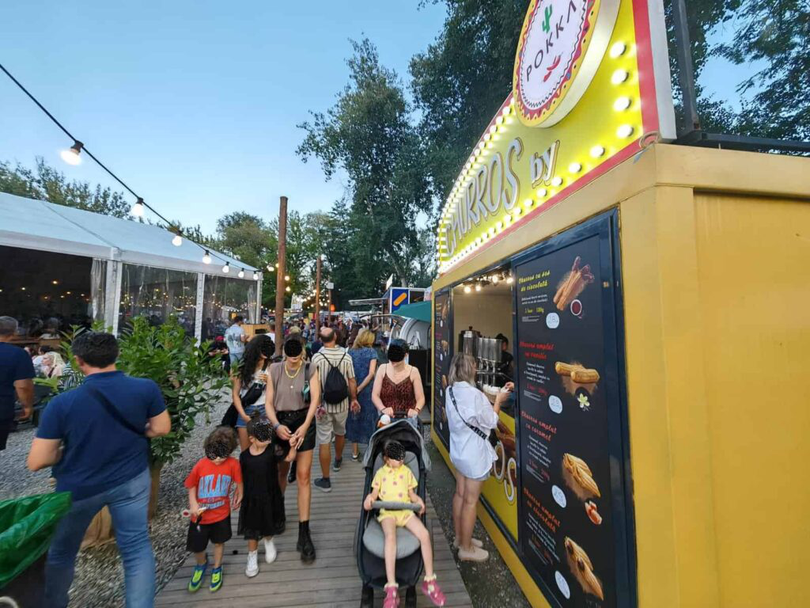 Meniu UNTOLD 2023. "Littles from Cocoșatu" la 34 de lei porţia şi sandvişuri cu parizer la 39 de lei