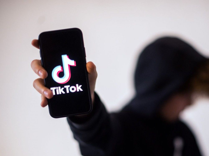 Mai mult de 8 din 10 adolescenţi accesează zilnic platforma TikTok 
